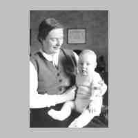 011-0068  Fruehjahr 1936. Mutter Marie-Erika von Frantzius mit Sohn Wolf-Dietrich.jpg